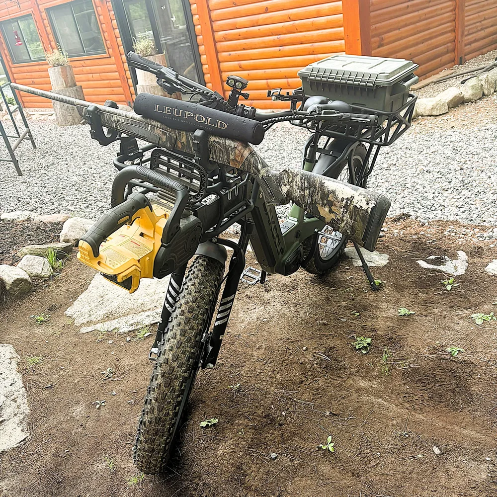 Bakcou Kodiak SD AWD vert monté pour la chasse, avec carabine, support et coffre de rangement
