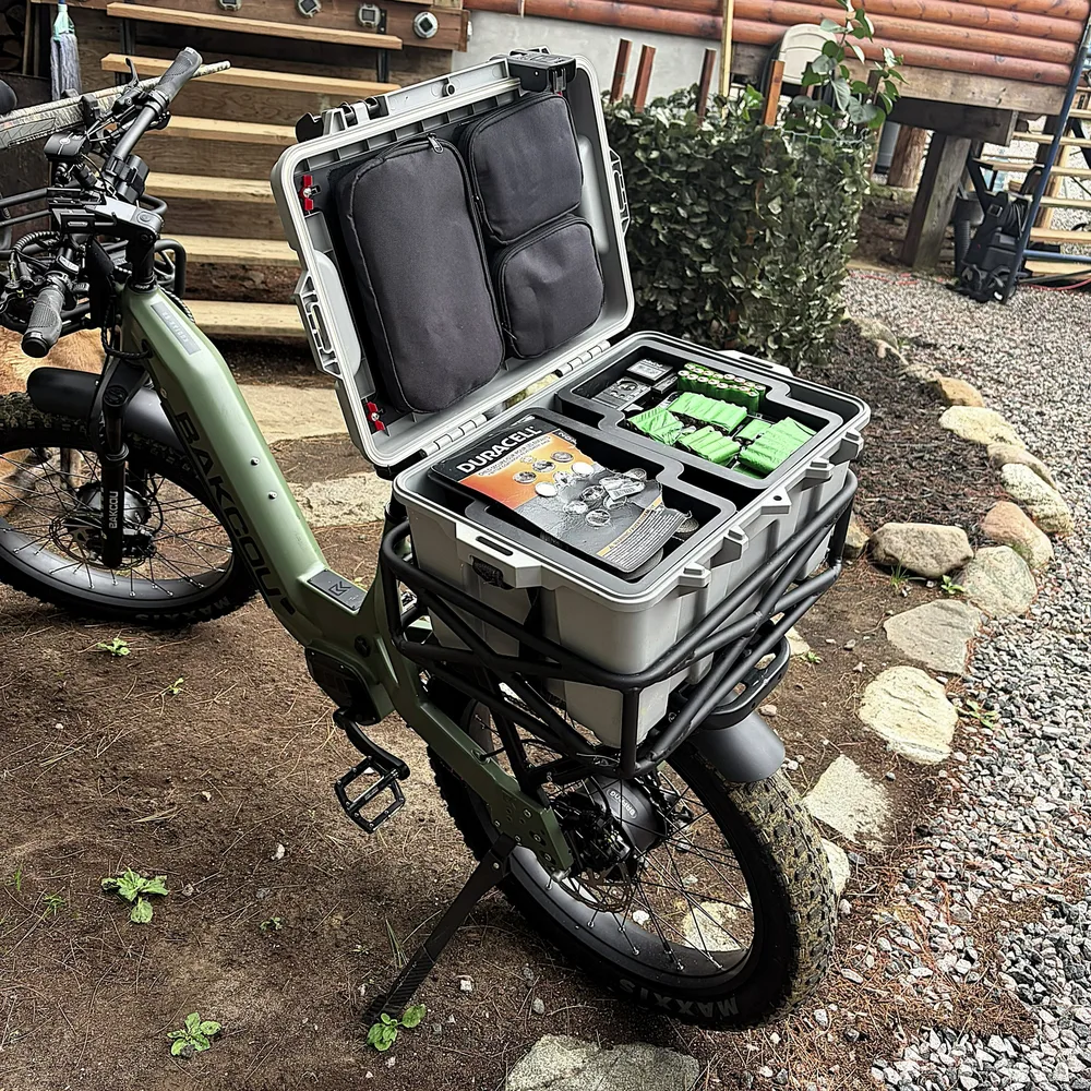 Coffre de rangement ouvert sur le porte-bagages d’un Bakcou Kodiak SD AWD vert